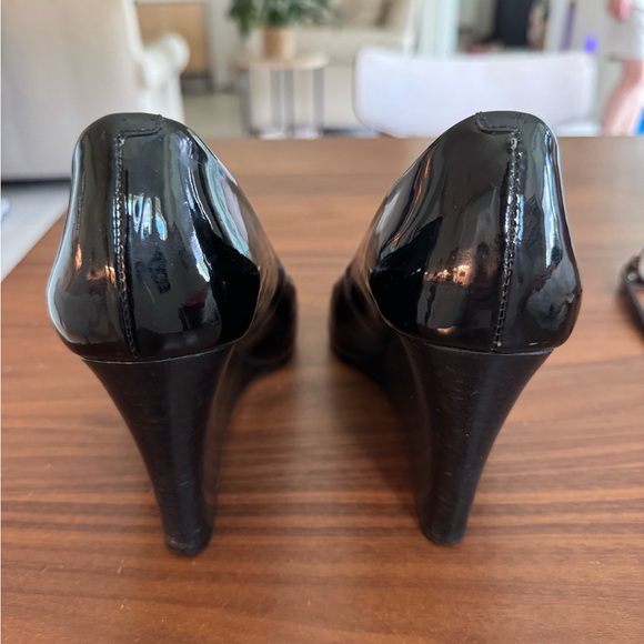 Tory Burch Black Patent Leather Peep Toe Wedge Heels Size 7 - Picture 6 of 7